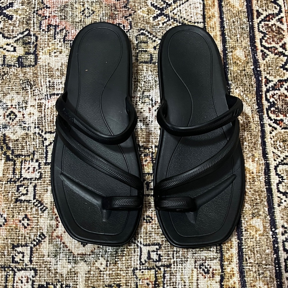 NWOT Black Strappy Toe-Loop Slide Sandals
